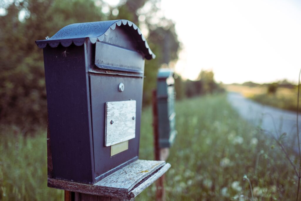 Informativa mailing commerciale - cassetta della posta vintage in campagna